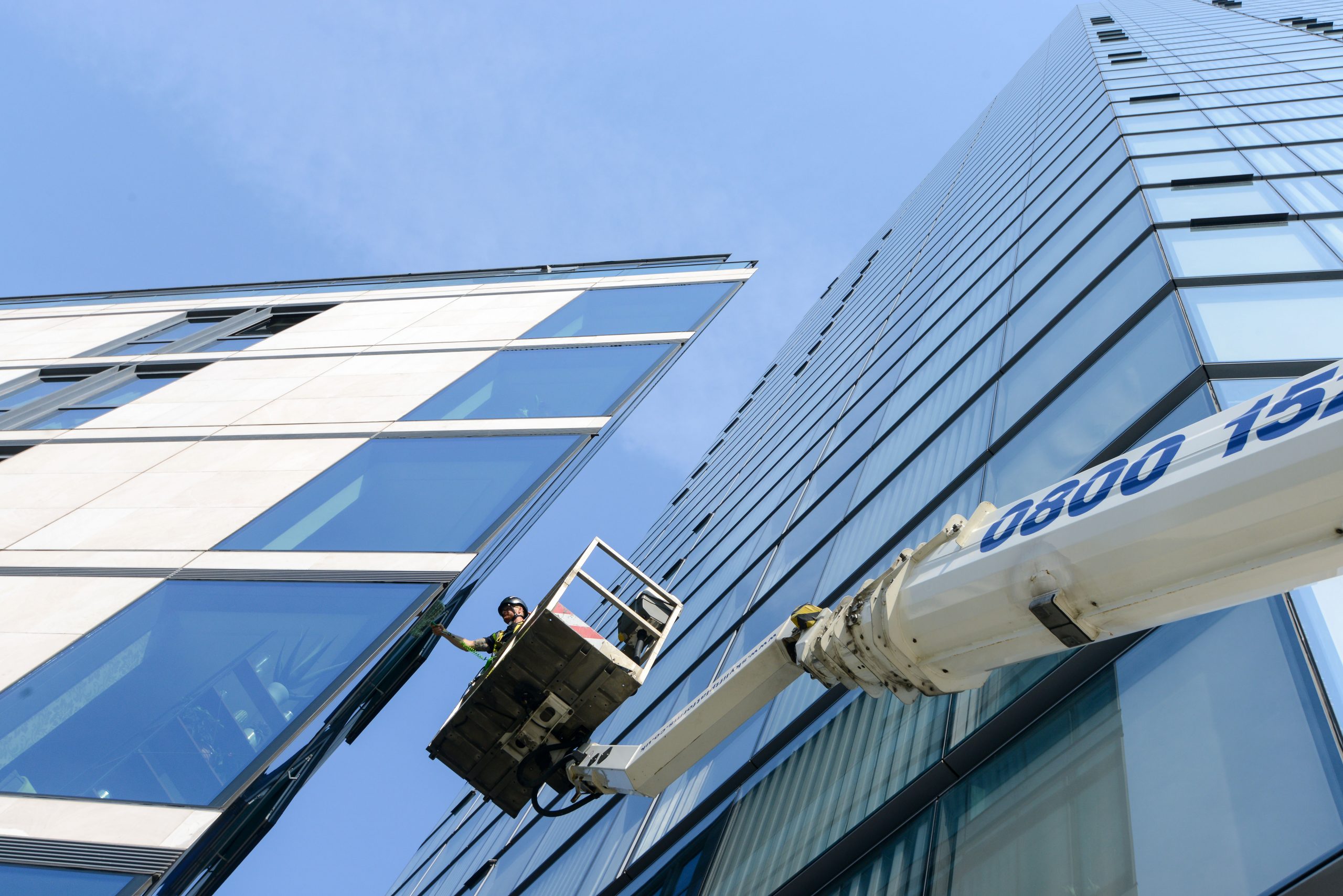 Key Considerations For Window Cleaning For Commercial Buildings