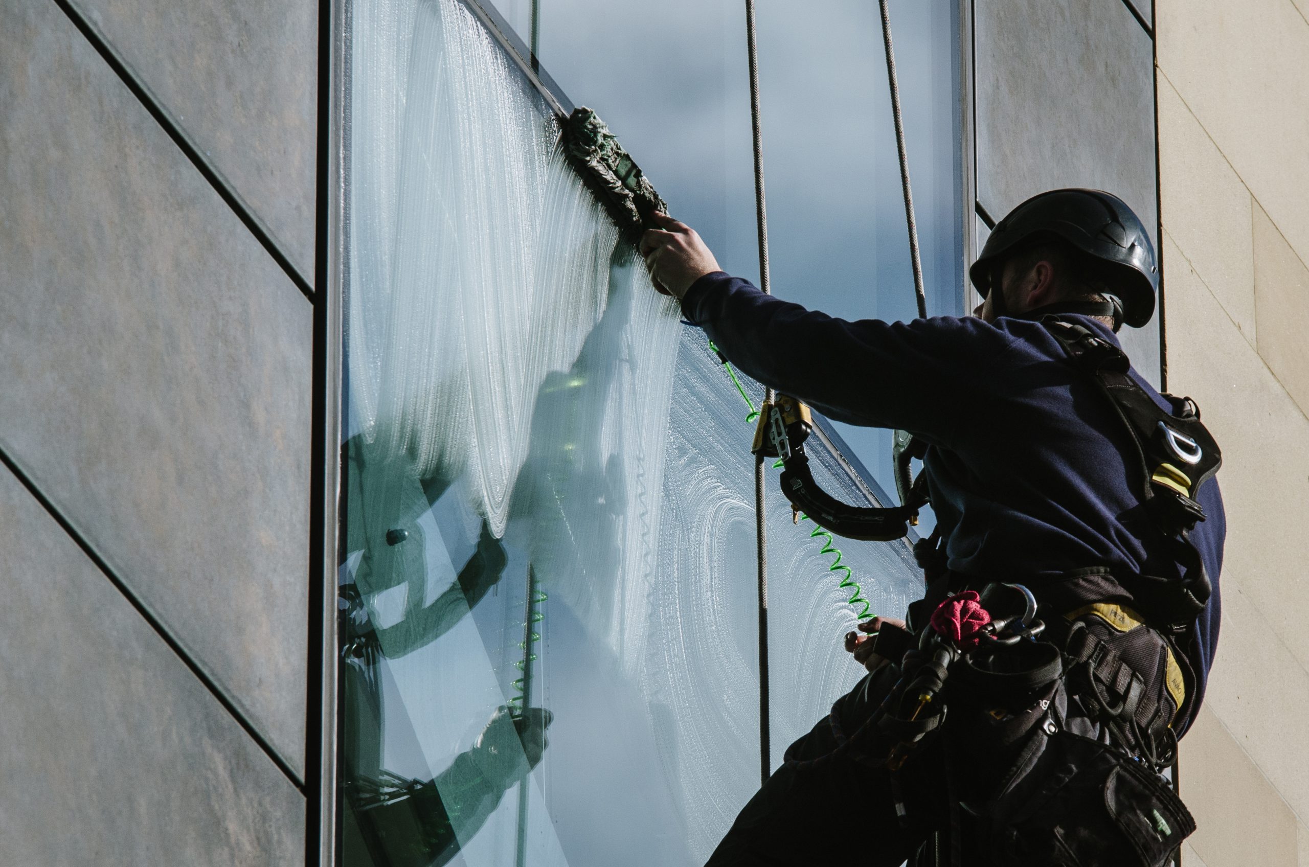 How Abseil Window Cleaning Can Save You Money