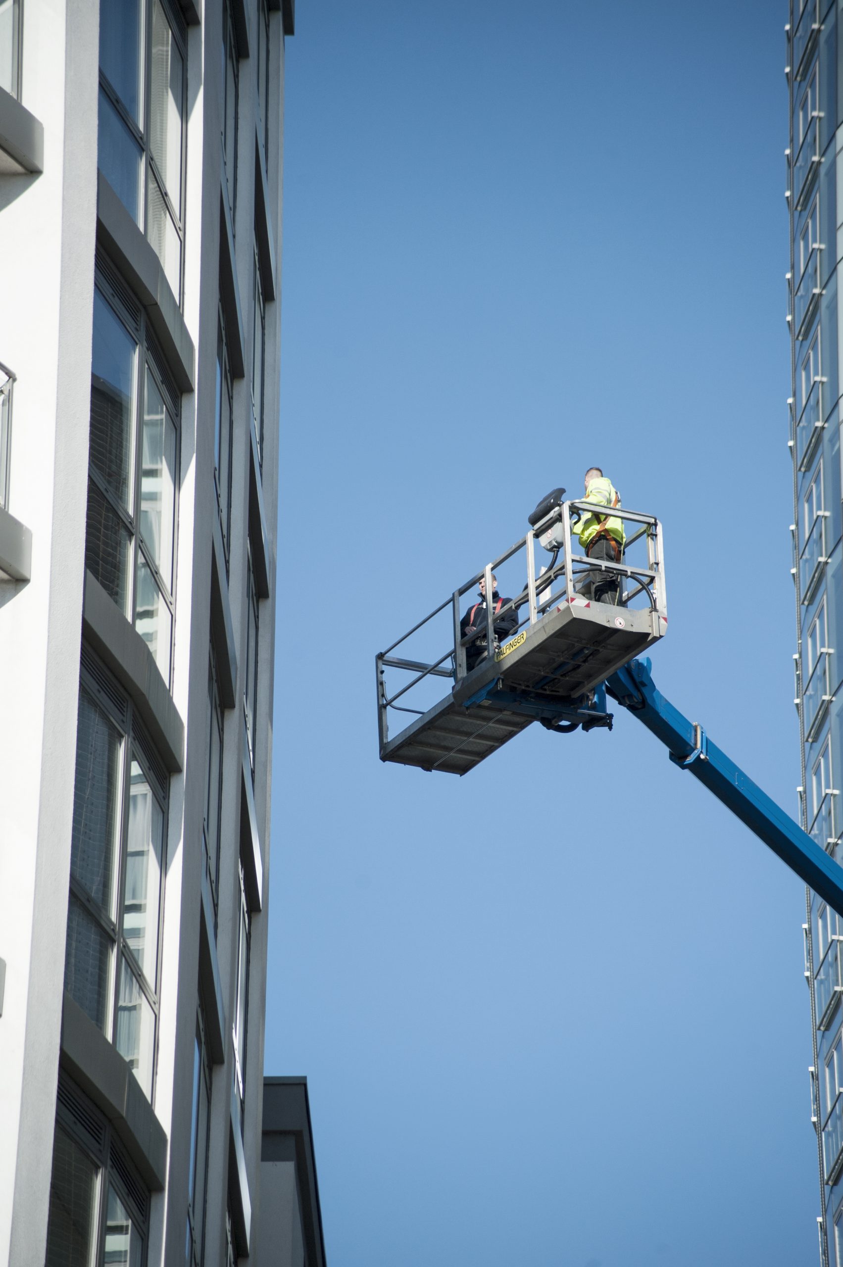 Large Scale Commercial Window Cleaning: Get the Right Team