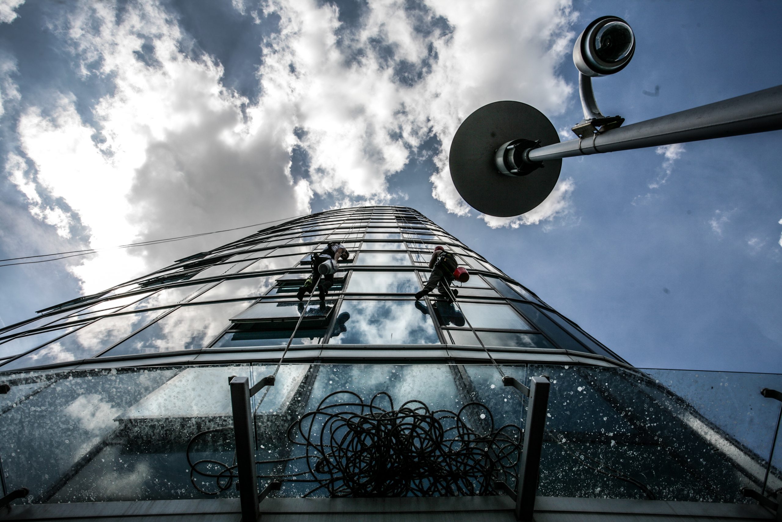 How Abseil Window Cleaning Can Save You Money